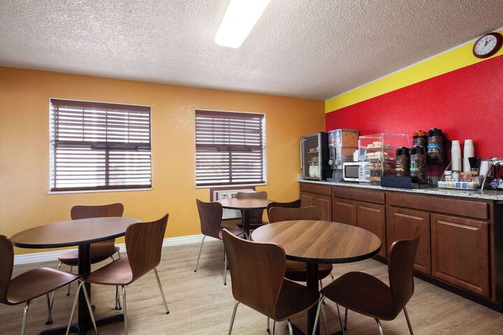 Super 8 by Wyndham Colorado Springs / Afa Area
