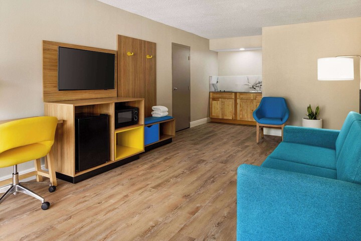 Room 13 of 32