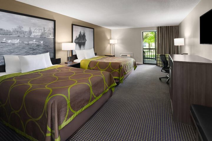 Super 8 by Wyndham Gananoque / Country Squire Resort