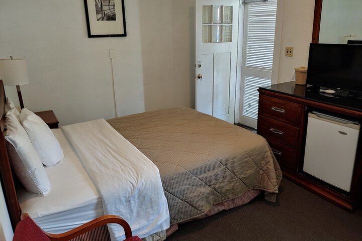 RoseWood Inn
