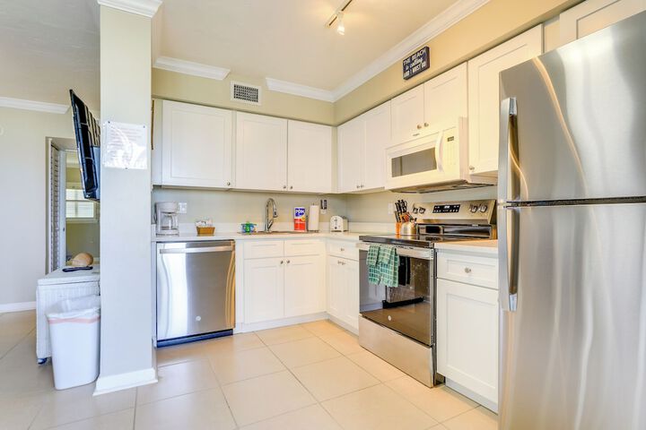 Gulf Getaway With Porch + Direct Beach Access!