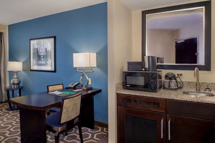 Embassy Suites by Hilton St. Louis Airport