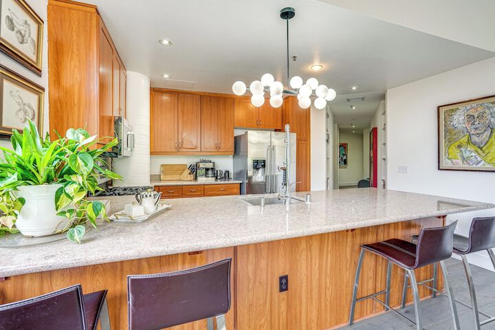 Luxe Condo w / Private Patio & Perks in Emeryville!