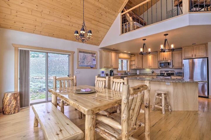 Breathtaking Views: Twin Lakes Retreat w / Deck