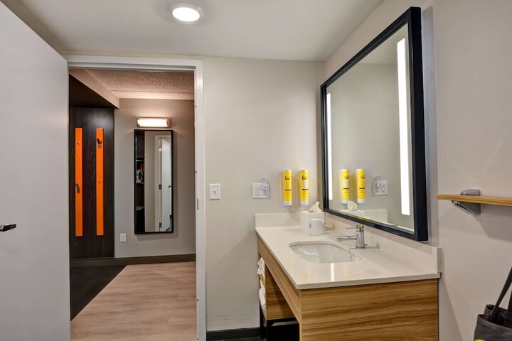 Room 28 of 46