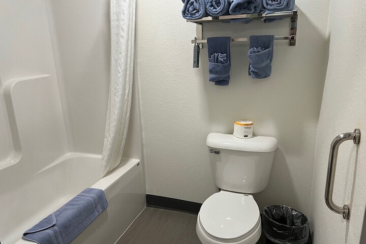 The Grove Inn & Suites