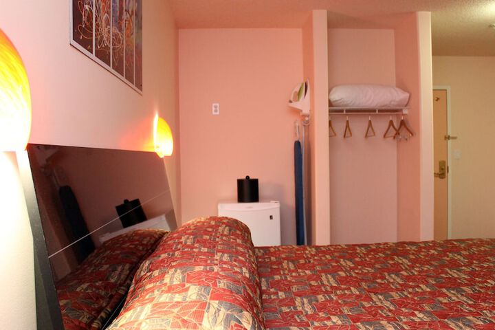 Crystal Star Inn Edmonton Airport