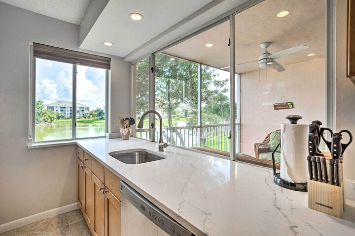 Jupiter Bay Condo w / Pool Half Mile to Beach!