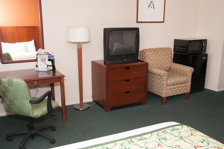 Red Carpet Inn & Suites