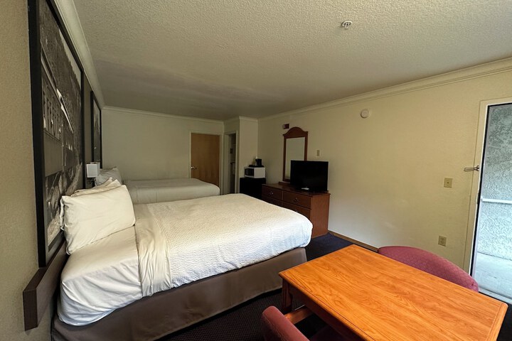 Room 33 of 87