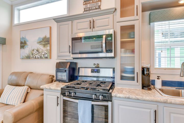 Waterfront Lake Norman Cabin w / Screened Porch!