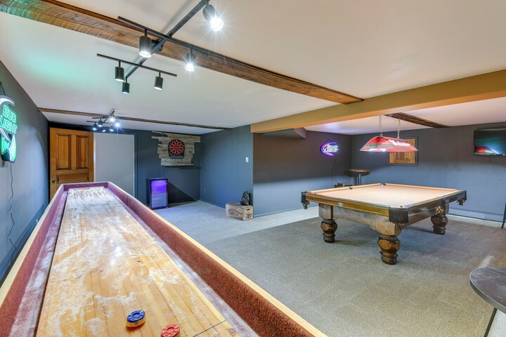 Game Room Media Room & Pool: Luxe Villa in Craig!