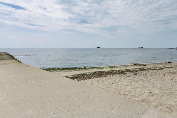 Cozy Westbrook Vacation Rental - Walk to Beach!