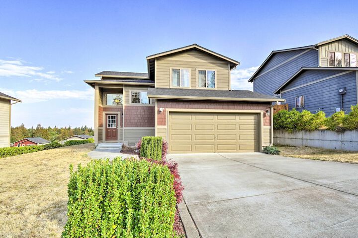 Pet-friendly Poulsbo Abode w / Mountain Views!
