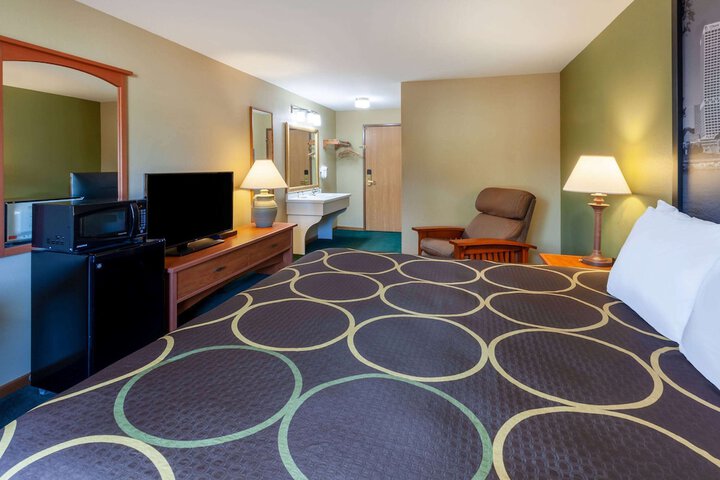 Room 8 of 28