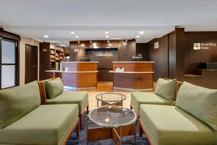 Lounge 52 of 58