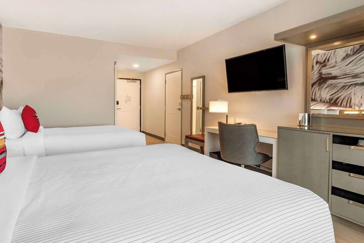 Room 33 of 60