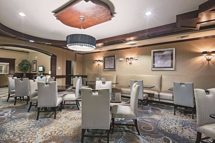 La Quinta Inn & Suites by Wyndham DFW Airport West - Euless