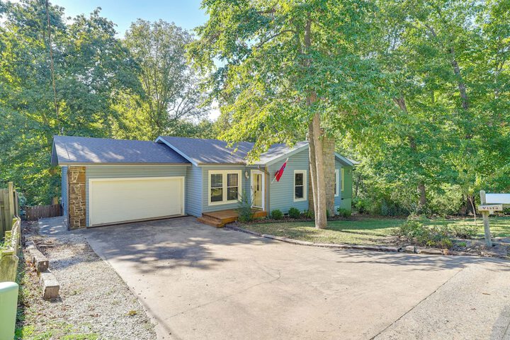 Home w / Trail Access & Fire Pit in Bella Vista!