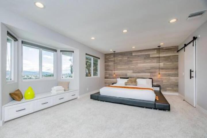 Luxurious 5B4B Home with Pool and View