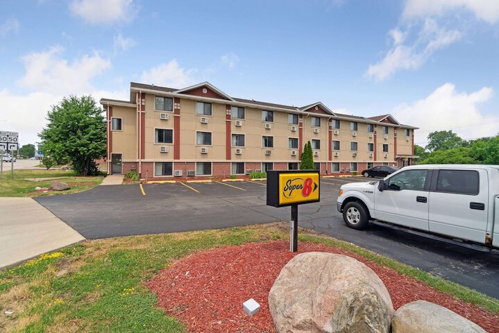Super 8 by Wyndham Kenosha / Pleasant Prairie