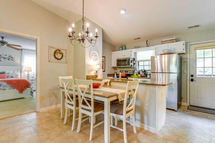 Bright Franklin Villa: Fireplace Golf Course View