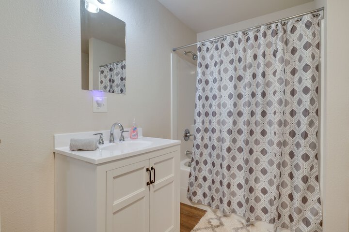 Lafayette Townhome: Cozy Retreat w / Private Patio