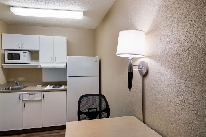 Room 27 of 38