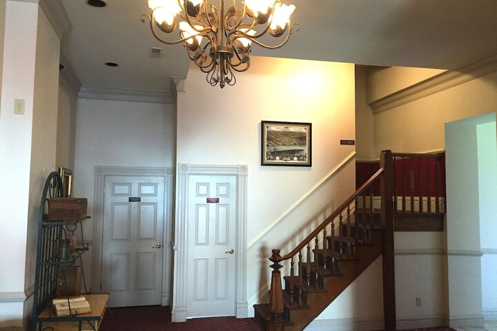 Hermann Crown Suites