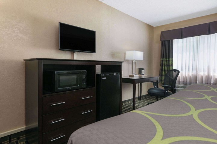 Room 17 of 27