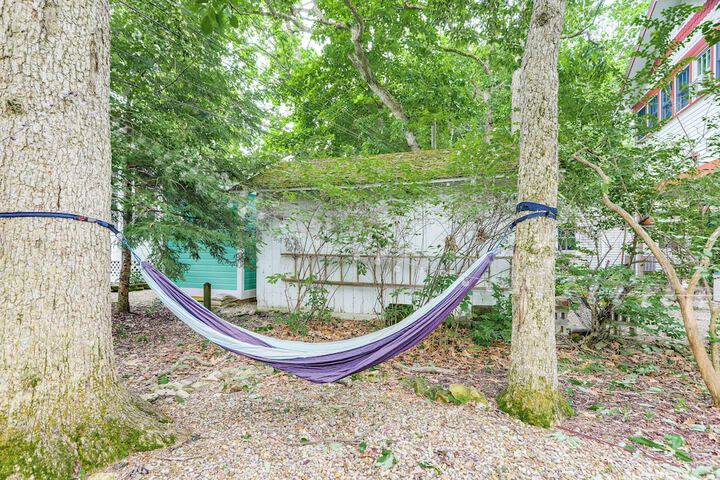 Walk to Lake: Historic Lakeside Marblehead Cottage