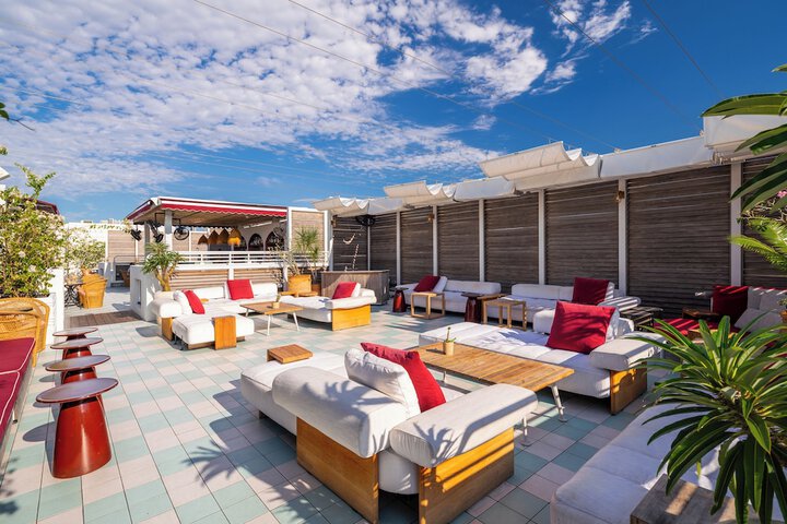 Lounge 108 of 116