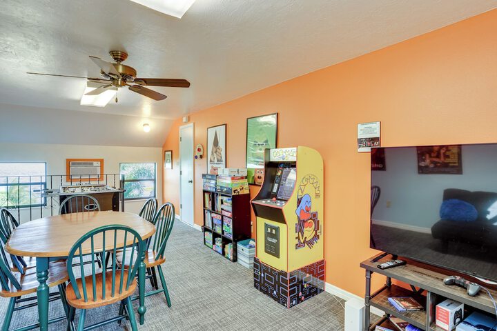 Lakefront Home w / Game Room Kayaks, & Fire Pit