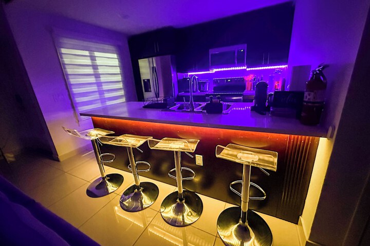 Experience Luna Sky! 65 TV Bar BBQ go FL Keys