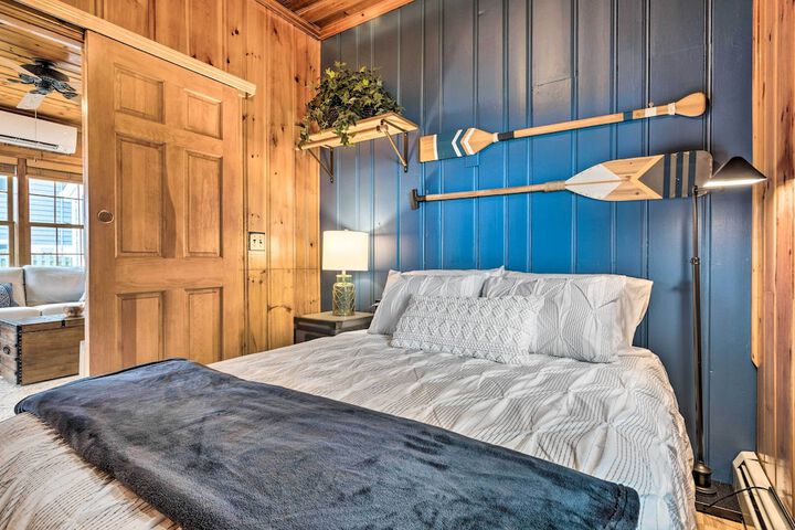 Charming Bristol Cottage w / Private Beach!
