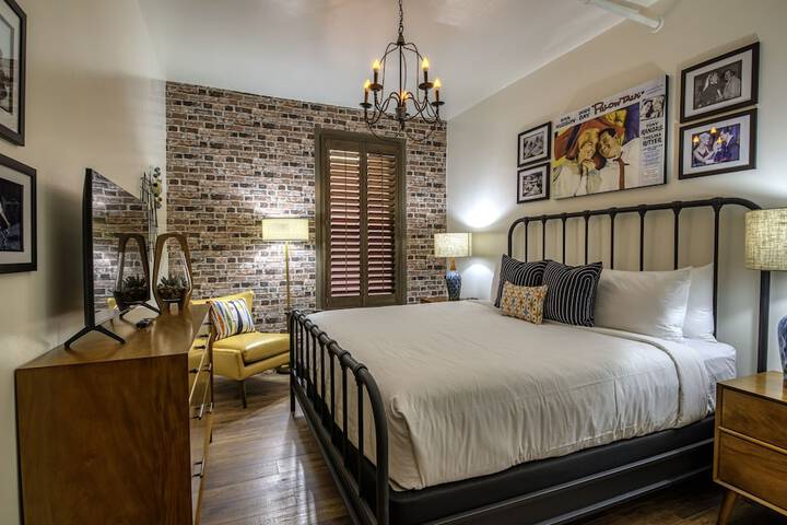 Room 11 of 28