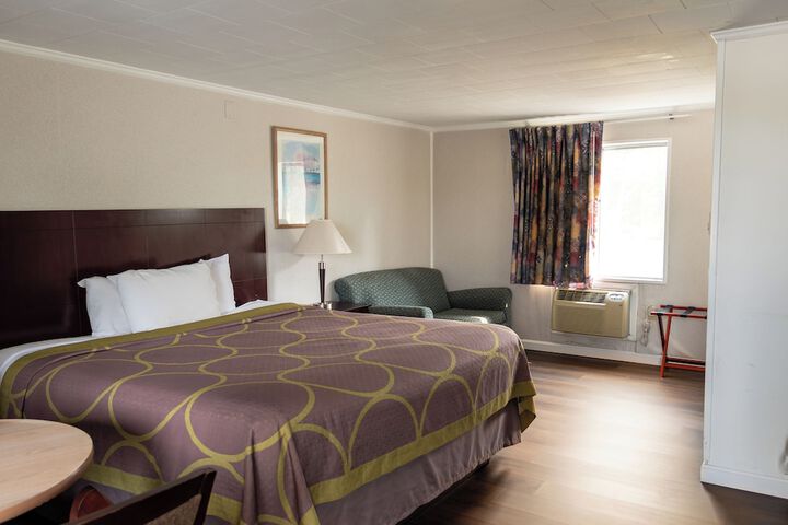 Room 4 of 9