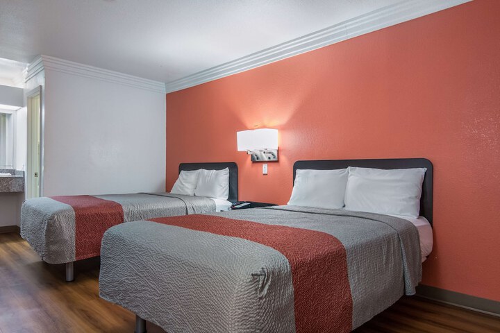 Motel 6 Marshall TX