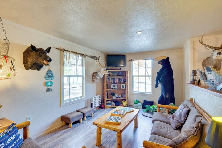Community Pier: Cozy Kerens Cabin!