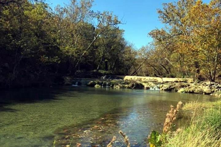 The Bluebird Cottage Style Cabin with Hot Tub near Turner Falls and Casinos