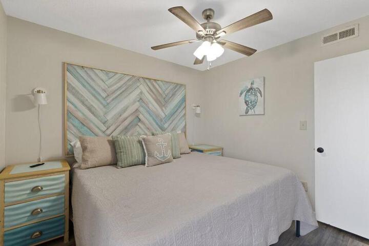 Gorgeous views Oceanfront, Pool,The Driftwood!