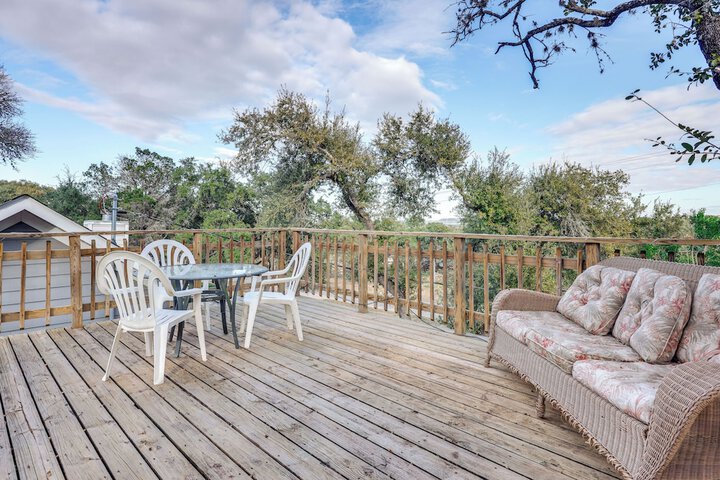 Cozy Couples Cottage w / View Near Canyon Lake!