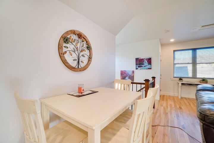 2 Mi to Town: Castle Rock Retreat w / Fireplace!