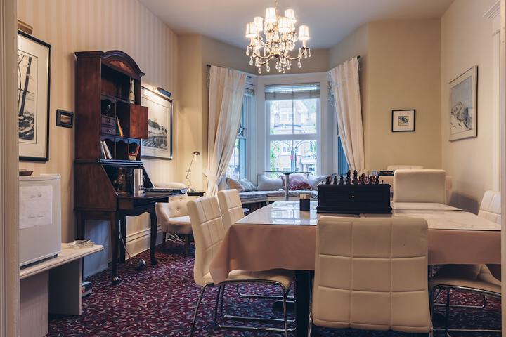 Room 49 of 102