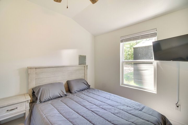 Close to Lake: Grove Cabin w / Shared Fire Pit!