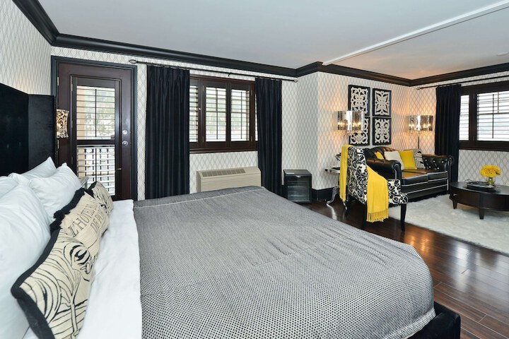 Room 32 of 158