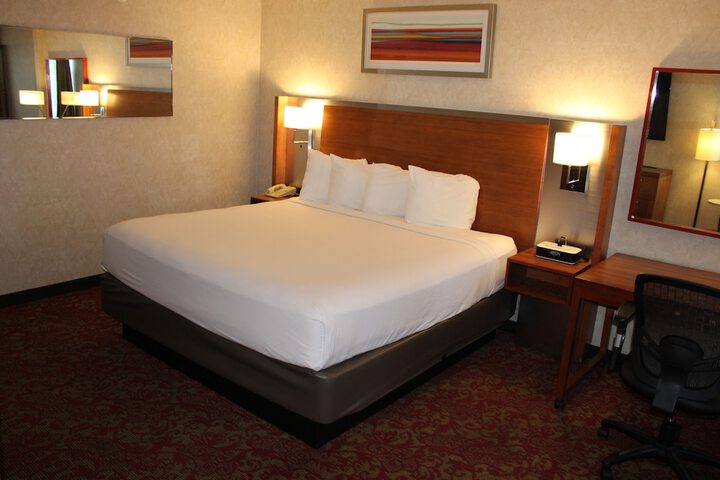 Room 33 of 76