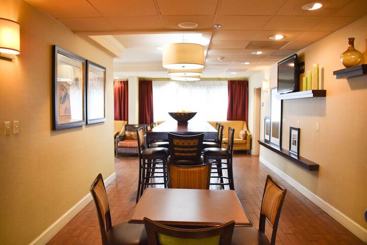 Lounge 80 of 85