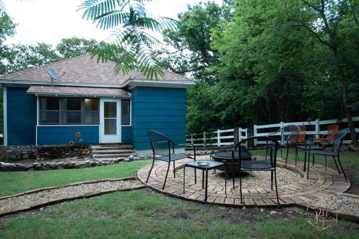 The Bluebird Cottage Style Cabin with Hot Tub near Turner Falls and Casinos