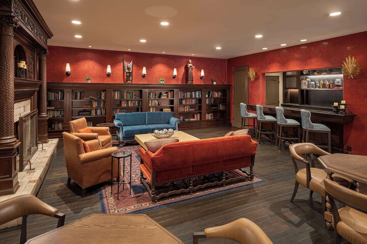 Lounge 129 of 148